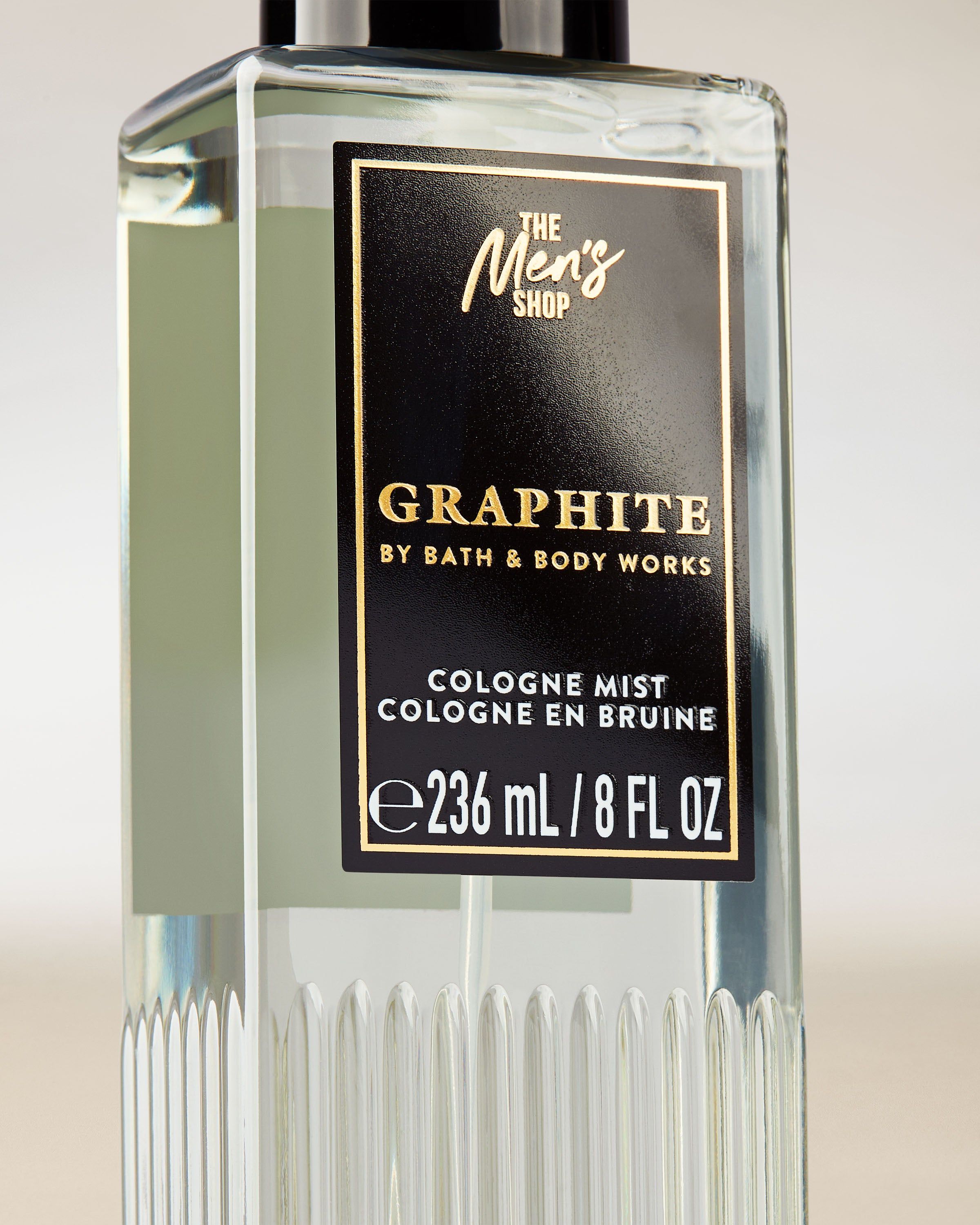 Spray-ul parfumat Graphite din colecția pentru bărbați Bath & Body Works, prezentat într-un recipient practic și elegant.