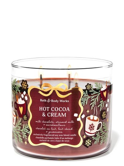 Svíčka „Hot Cocoa & Cream“ s ilustracemi hrnků s horkou čokoládou a cesmínových lístků, Bath & Body Works.