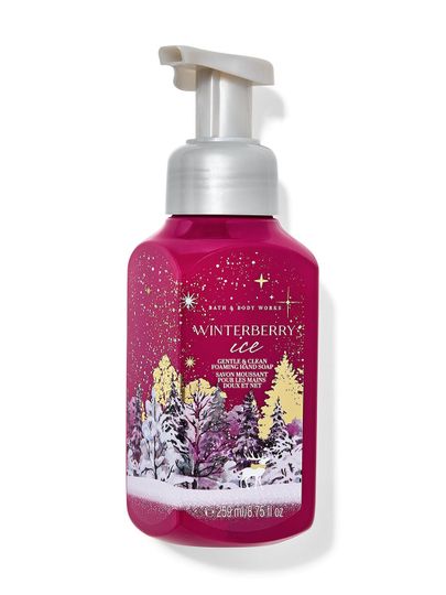 Růžové pěnivé mýdlo na ruce „Winterberry Ice“ se zimní krajinou s lesem. Bath & Body Works.