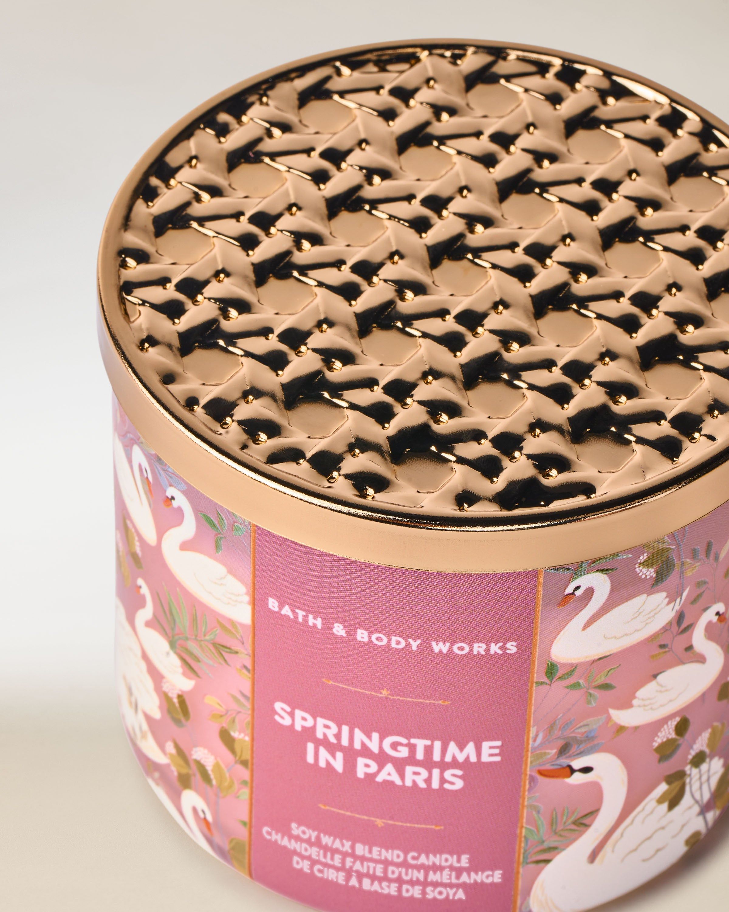 Lumânare Springtime in Paris Bath & Body Works cu capac auriu elegant și design delicat cu lebede.