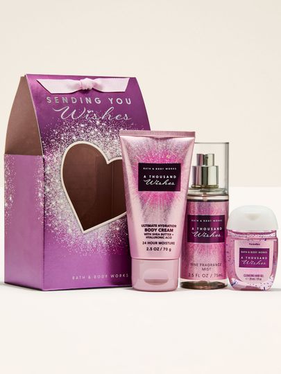 Set A Thousand Wishes Bath & Body Works – kit roz strălucitor cu loțiune, spray parfumat și gel pentru mâini.