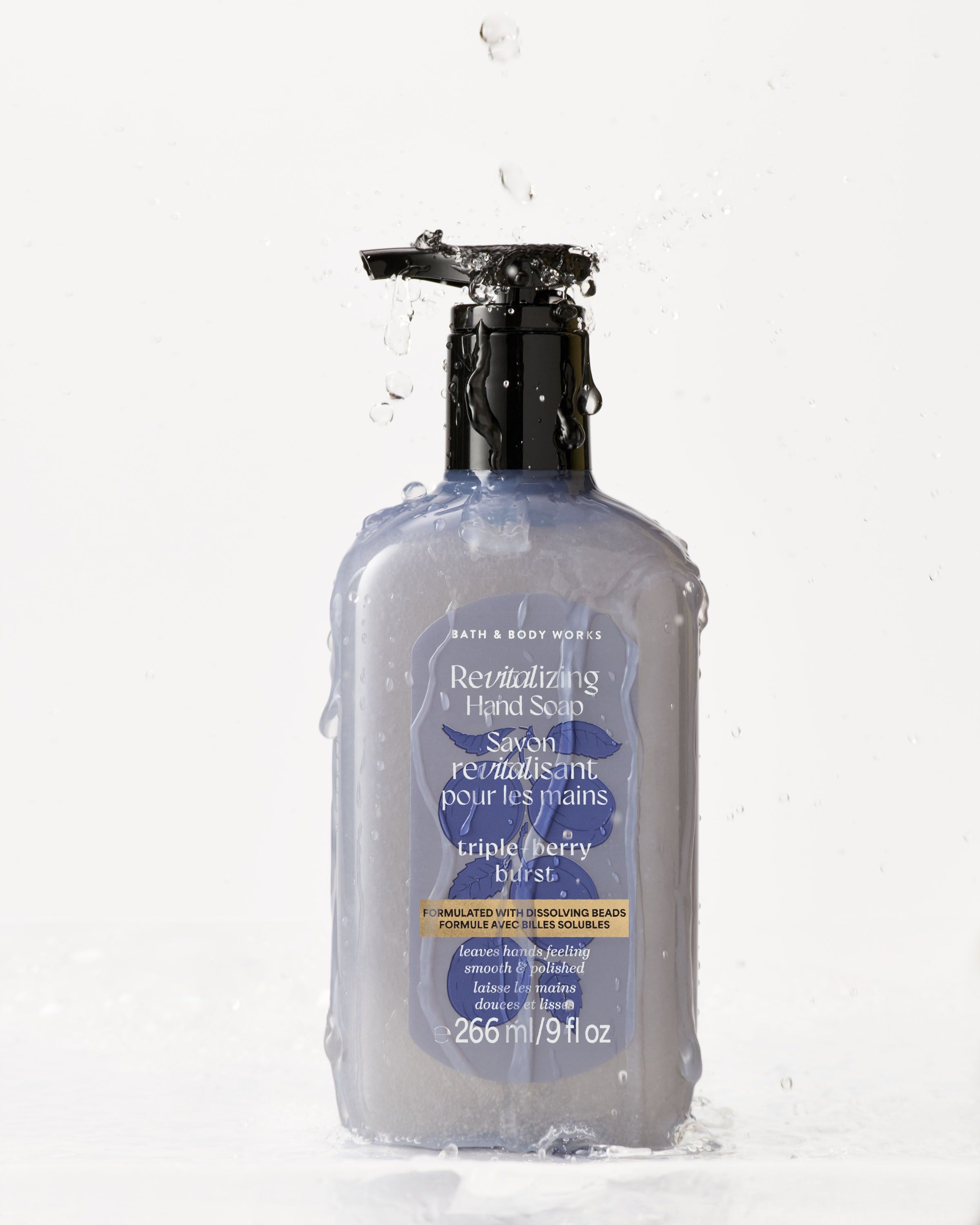 Bath & Body Works Triple Berry Burst săpun revitalizant pentru mâini cu pompă, 266 ml