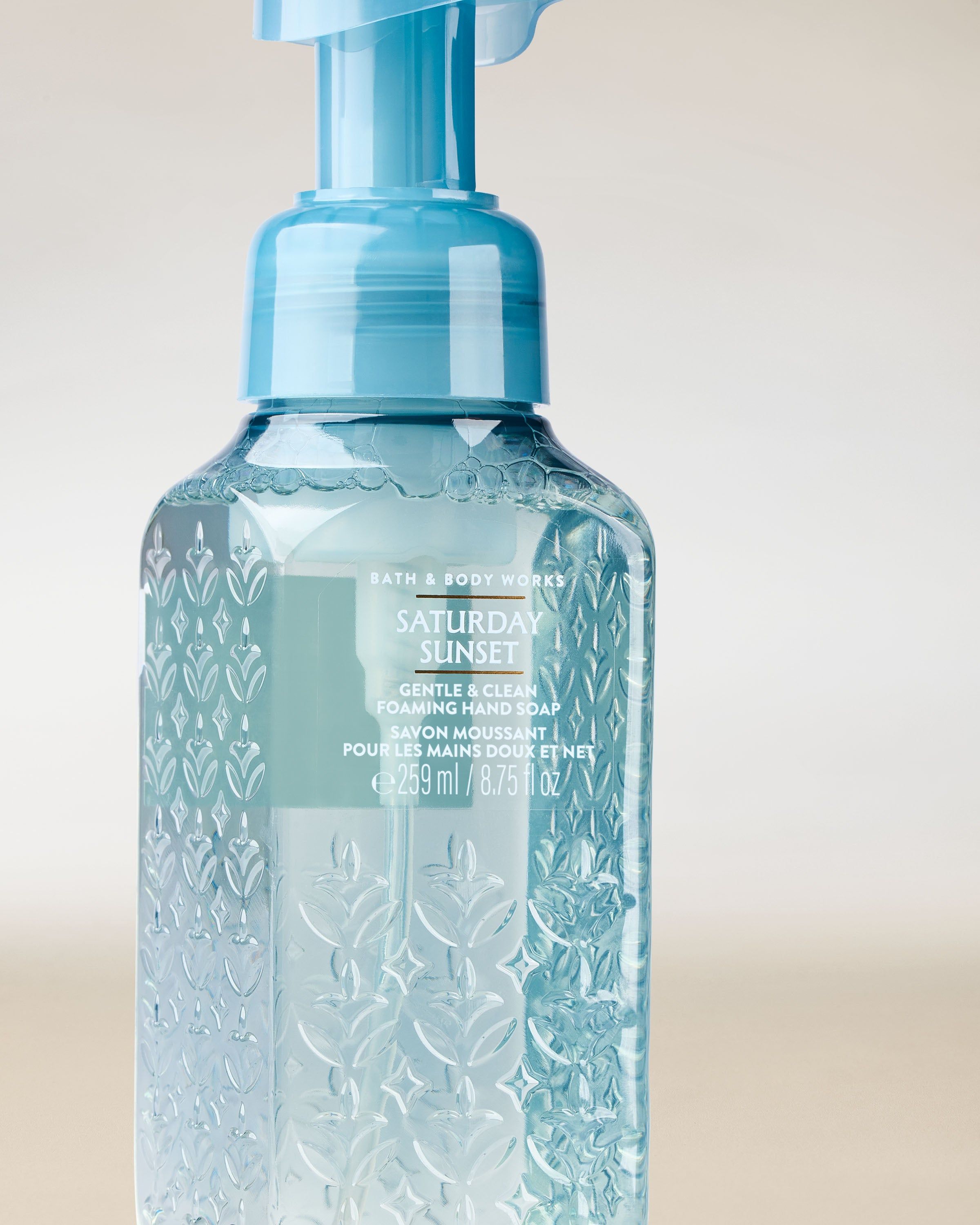 Săpun spumă pentru mâini Bath & Body Works Saturday Sunset 259 ml, în flacon albastru deschis cu pompă.