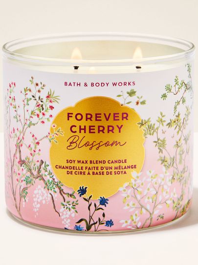 Lumânare parfumată cu 3 fitiluri Bath & Body Works Forever Cherry Blossom, în recipient din sticlă cu motiv floral.