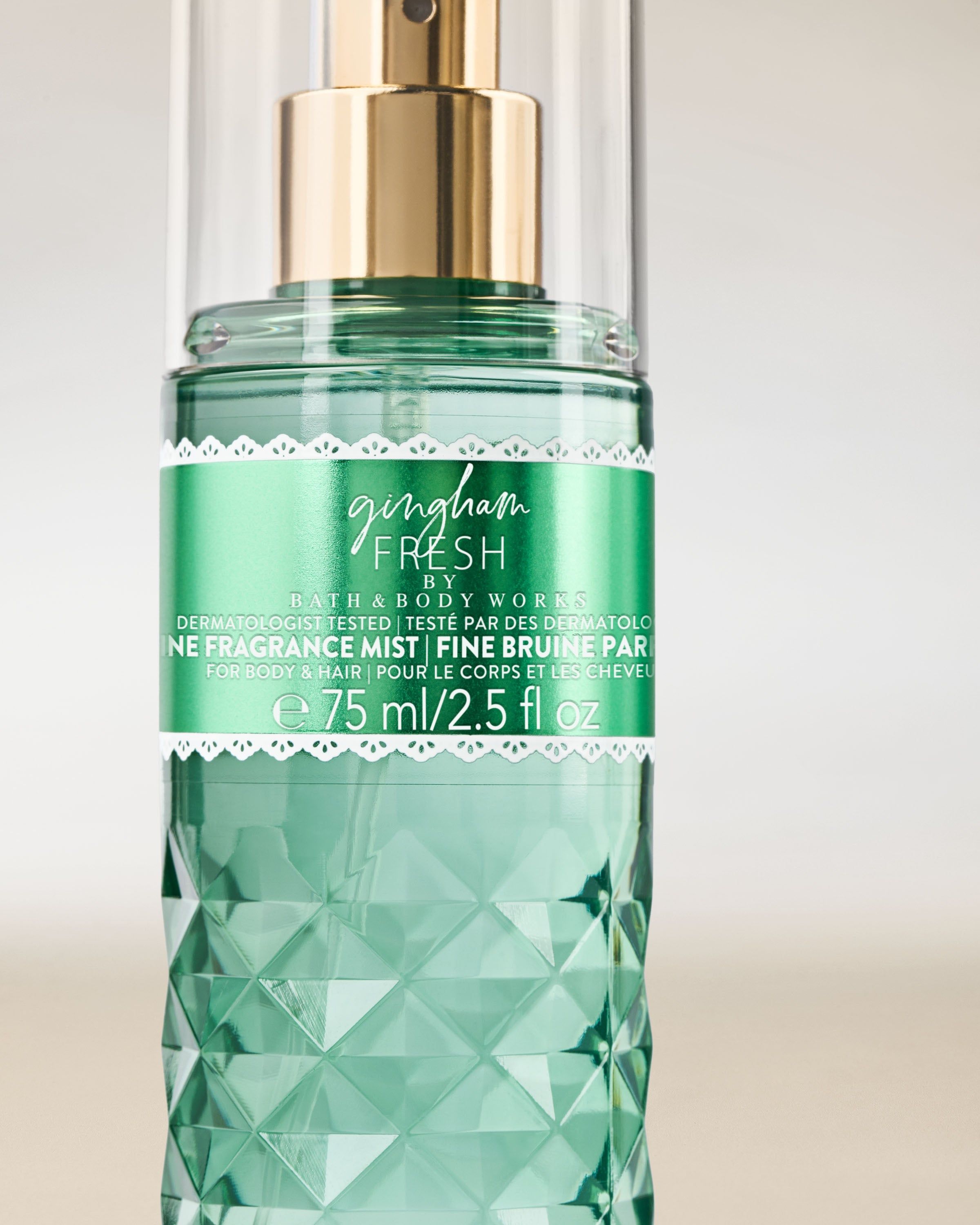 Spray parfumat Bath & Body Works Gingham Fresh 75 ml, în flacon verde cu pulverizator (mini).