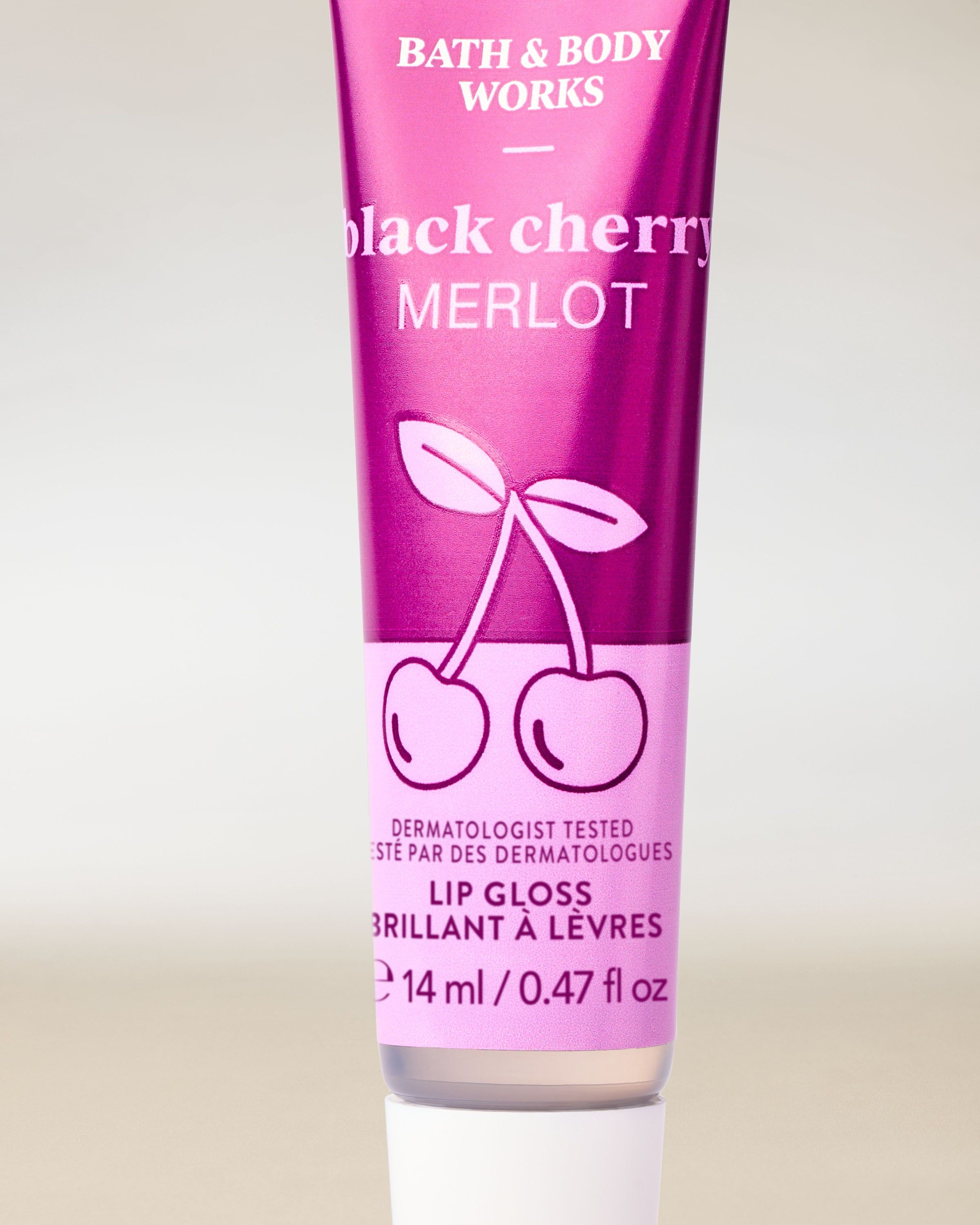 Gloss Black Cherry Merlot Bath & Body Works – luciu fructat și ambalaj elegant mov.