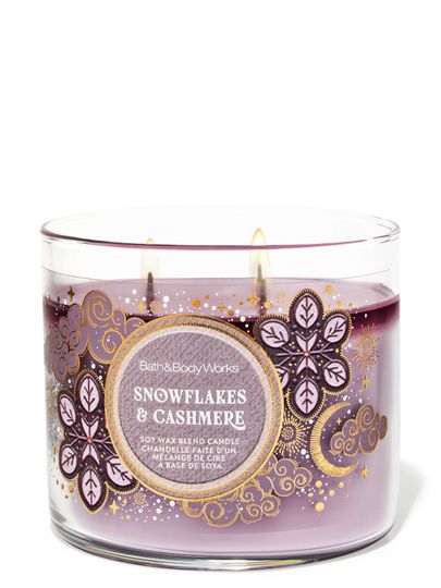 Lumânare parfumată Snowflakes & Cashmere Bath & Body Works în recipient din sticlă cu motiv de iarnă