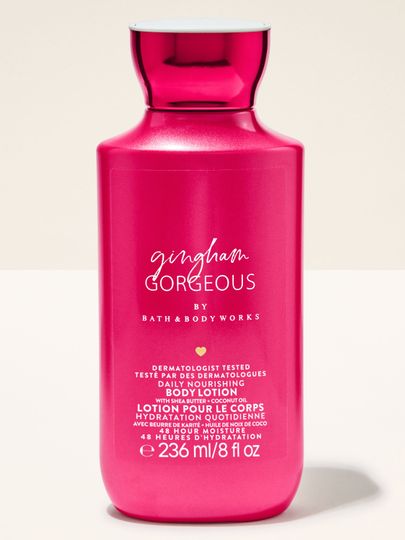 Loțiune de corp Bath & Body Works Gingham Gorgeous 236 ml, în flacon roz cu etichetă minimalistă.