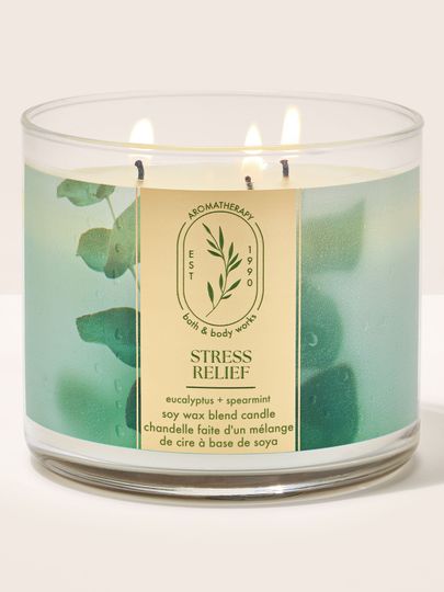 Lumânare Aromatherapy Stress Relief Eucalyptus + Spearmint cu trei fitiluri aprinse